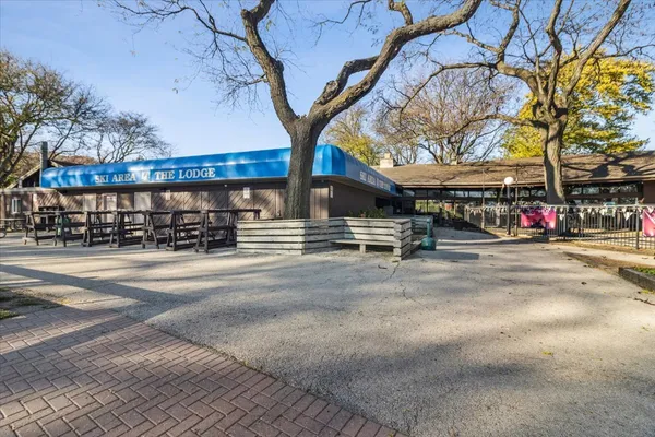 $230,000 | 5817 Oakwood Drive, Unit E, Lisle, IL 60532