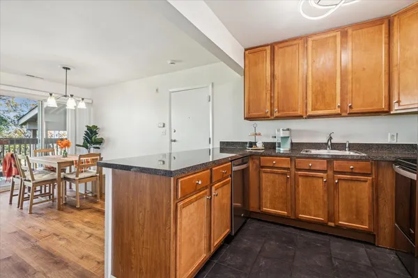 $230,000 | 5817 Oakwood Drive, Unit E, Lisle, IL 60532