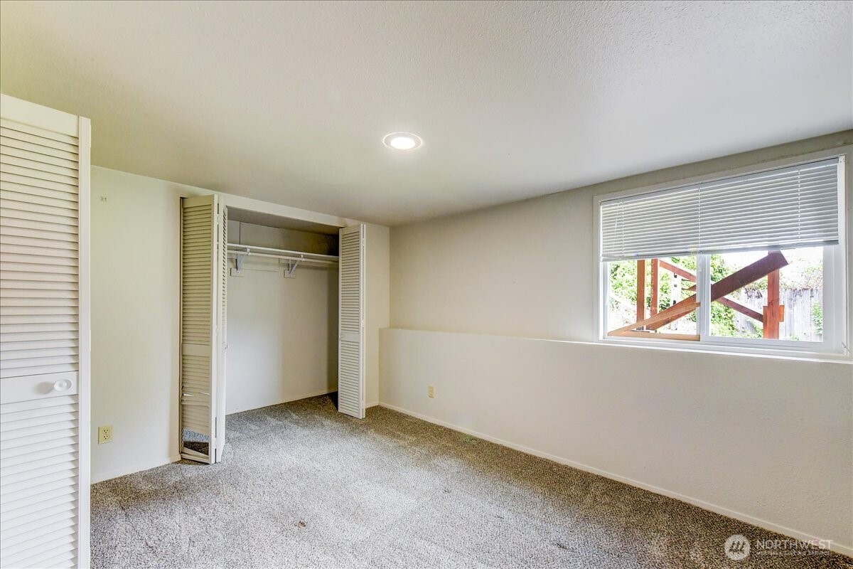 6629 204th Street Southwest Lynnwood, WA 98036 - Photo 10 of 17 an empty room with a window