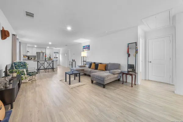 $1,700 | 7415 Donkey Valley, San Antonio, TX 78252