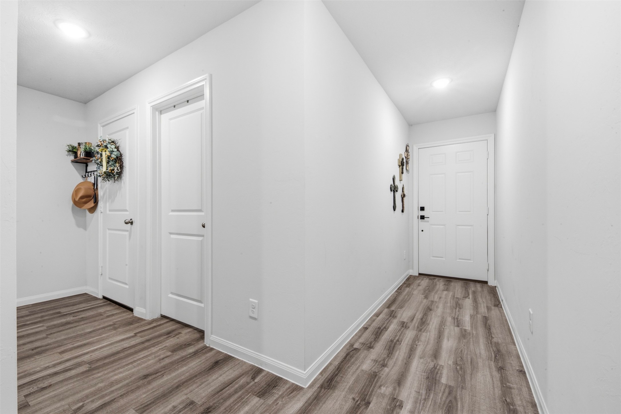 1523 22nd Street Hempstead, TX 77445 - Photo 3 of 26 Bright entry foyer featuring durable flooring and neutral finishes.