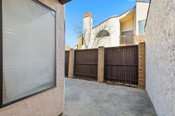 $2,000 | 505 Ranch Trail, Unit 107, Irving, TX 75063