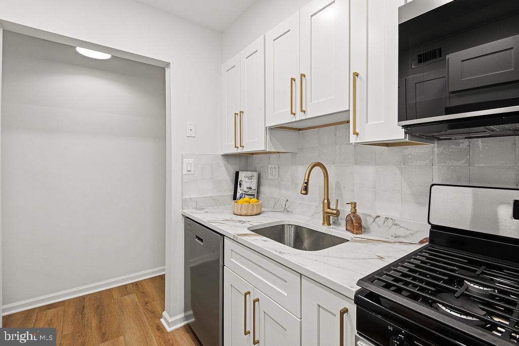 5809 Cove Landing Road, Unit 203 Burke, VA 22015 - Photo 11 of 38 Gallery Image 11