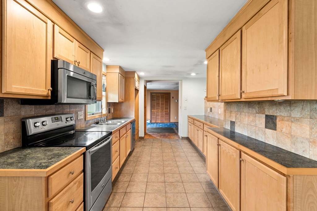 17 Amherst Street Danvers, MA 01923 - Photo 4 of 40