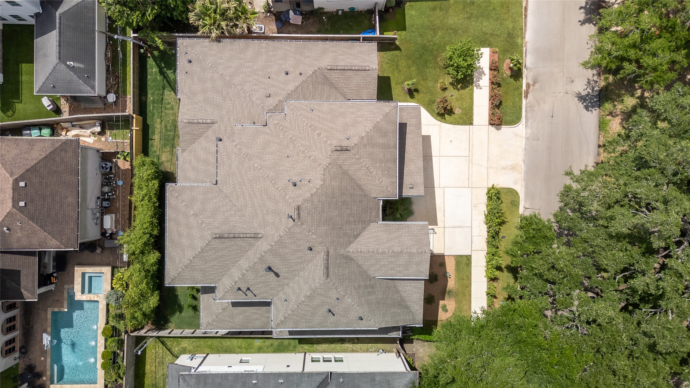 2215 MacArthur Street Houston, TX 77030 - Photo 30 of 33 an aerial view of a residential apartment building with a yard