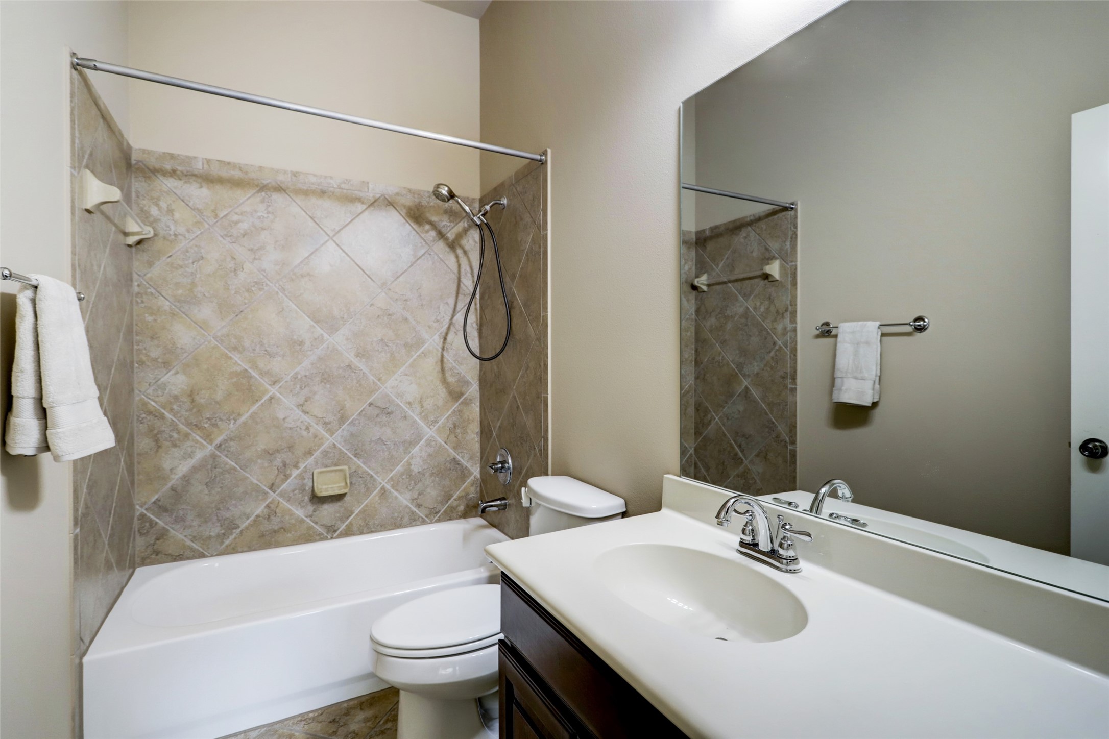 13506 Breakwater Path Loop Houston, TX 77044 - Photo 23 of 42 En-suite bathroom in guest bedroom.
