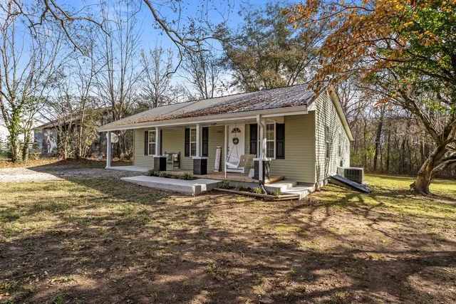 a view of a house with backyard