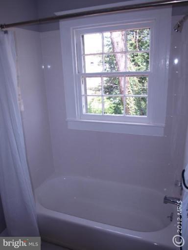 520 Wilton Road Towson, MD 21286 - Photo 4 of 13 a bathroom with a bathtub