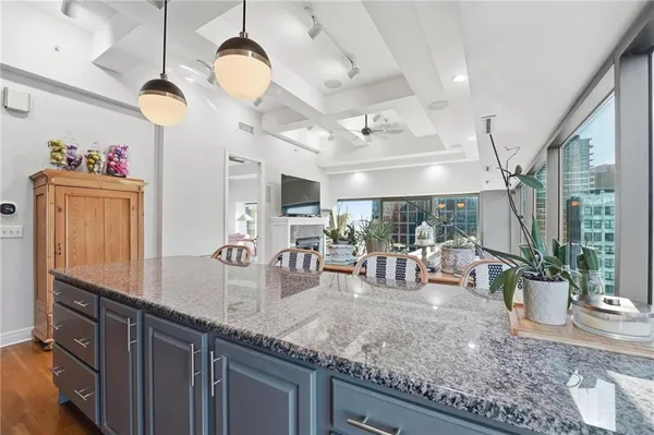 $389,500 | 1101 Walnut Street, Unit 907, Kansas City, MO 64106