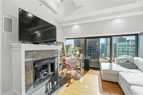 $389,500 | 1101 Walnut Street, Unit 907, Kansas City, MO 64106