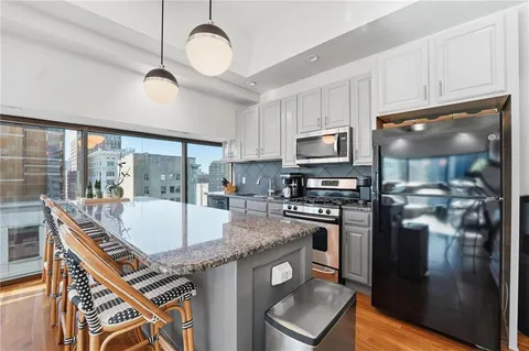 $389,500 | 1101 Walnut Street, Unit 907, Kansas City, MO 64106