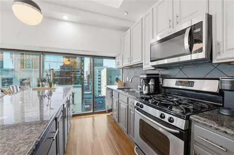 $389,500 | 1101 Walnut Street, Unit 907, Kansas City, MO 64106