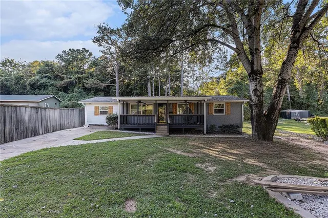 a view of a house with a yard