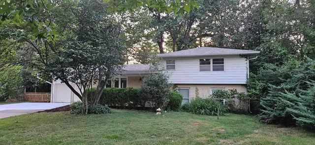 $249,000 | 1608 South Briarwood Drive, Carbondale, IL 62901