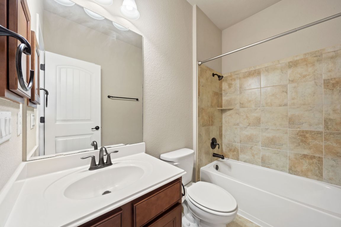 209 Rock Vista Run Austin, TX 78737 - Photo 33 of 40 a bathroom with a sink a toilet and a bathtub