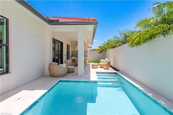a view of a backyard