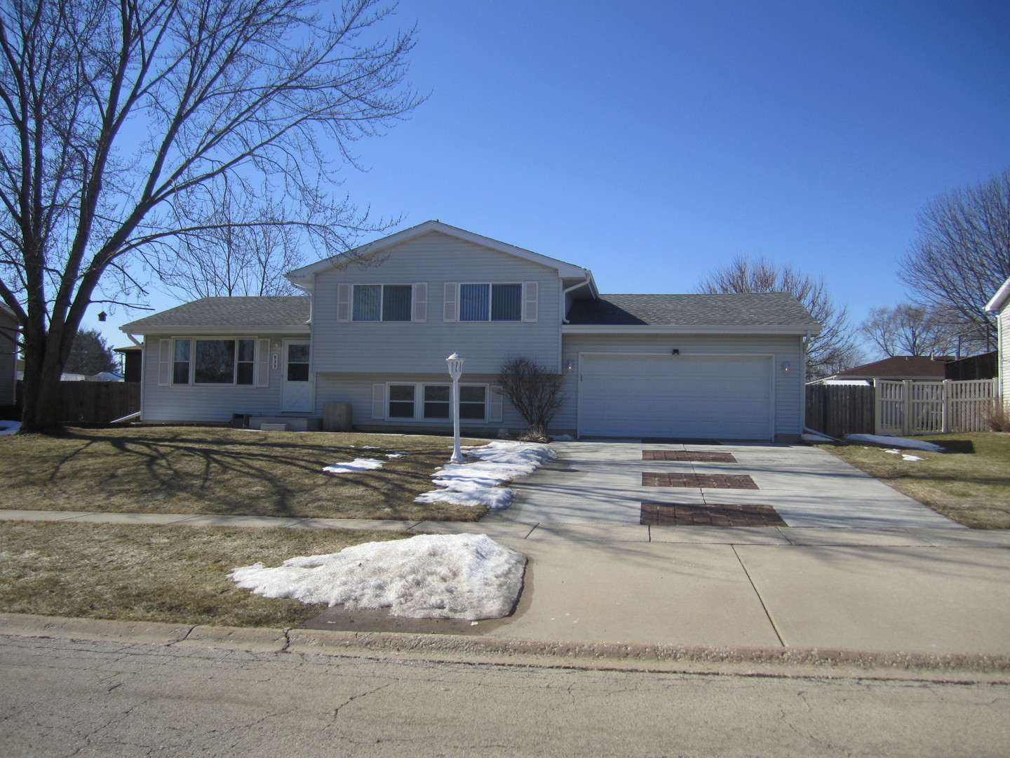 933 Lake Road New Lenox, IL 60451 - Photo 2 of 53