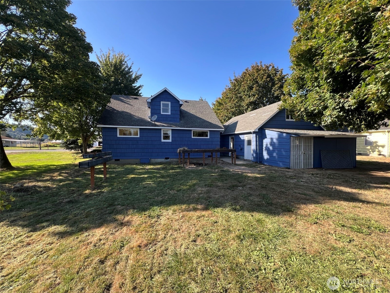 2312 38th Avenue Longview, WA 98632 - Photo 30 of 36 a front view of a house with a yard