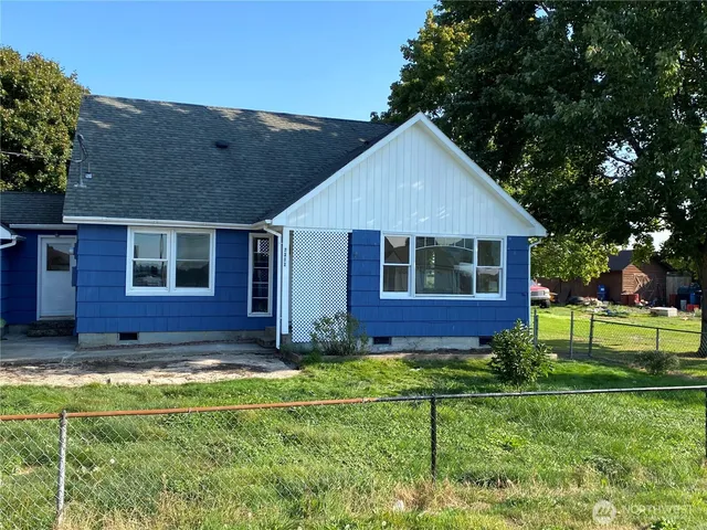 a view of house with backyard