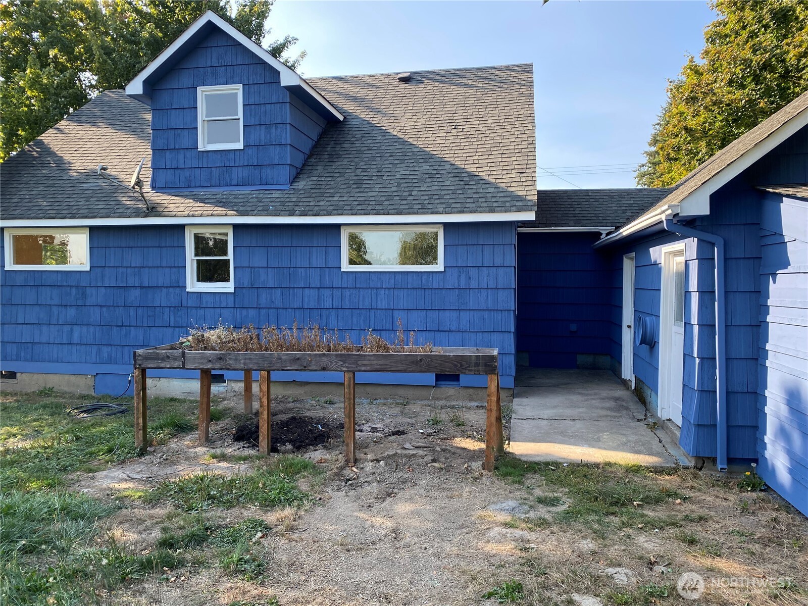 2312 38th Avenue Longview, WA 98632 - Photo 31 of 36 a view of brick house with a yard and large tree