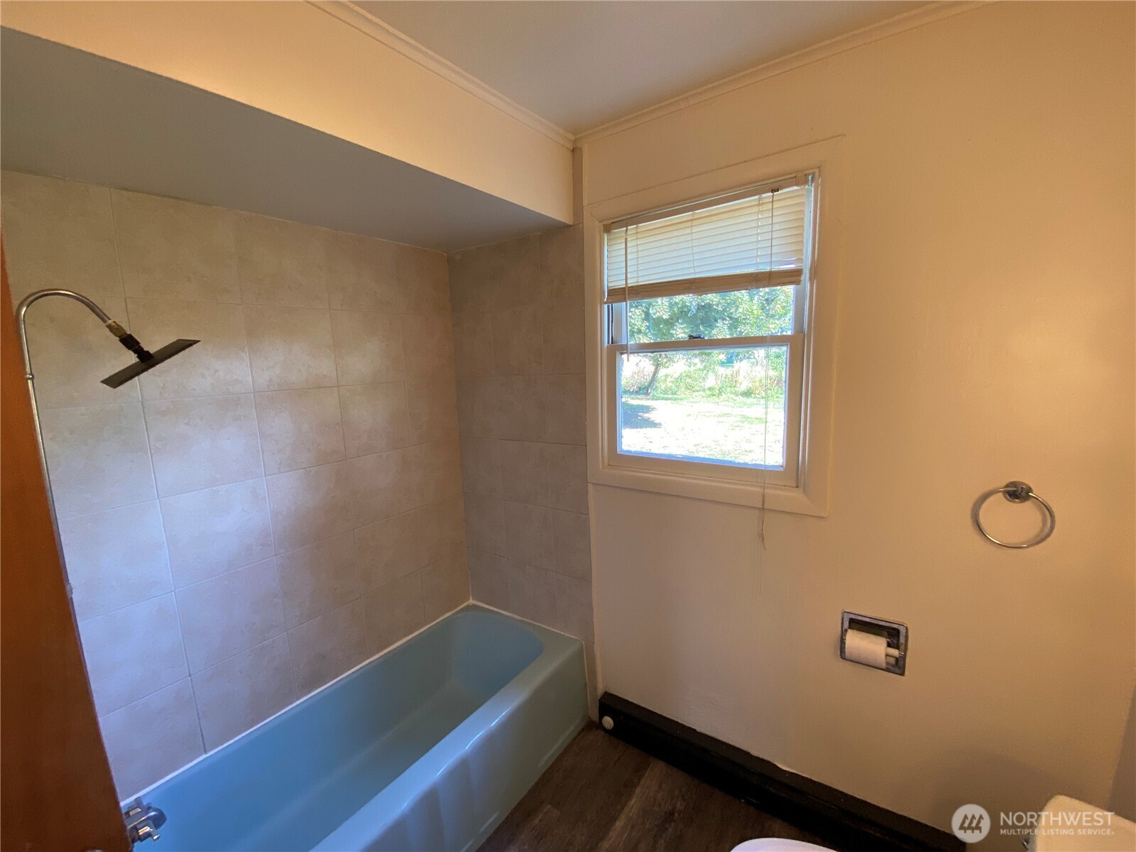 2312 38th Avenue Longview, WA 98632 - Photo 8 of 36 a bathroom with a bathtub