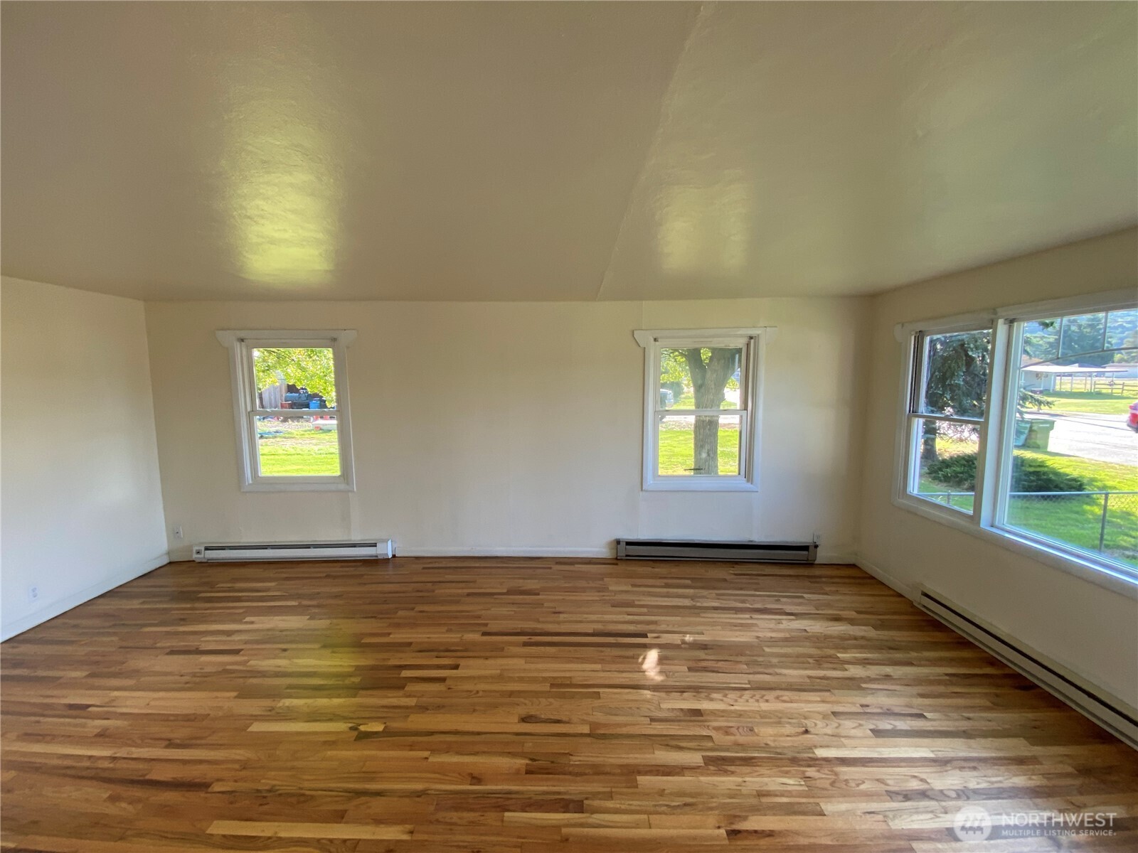 2312 38th Avenue Longview, WA 98632 - Photo 9 of 36 a view of an empty room and window