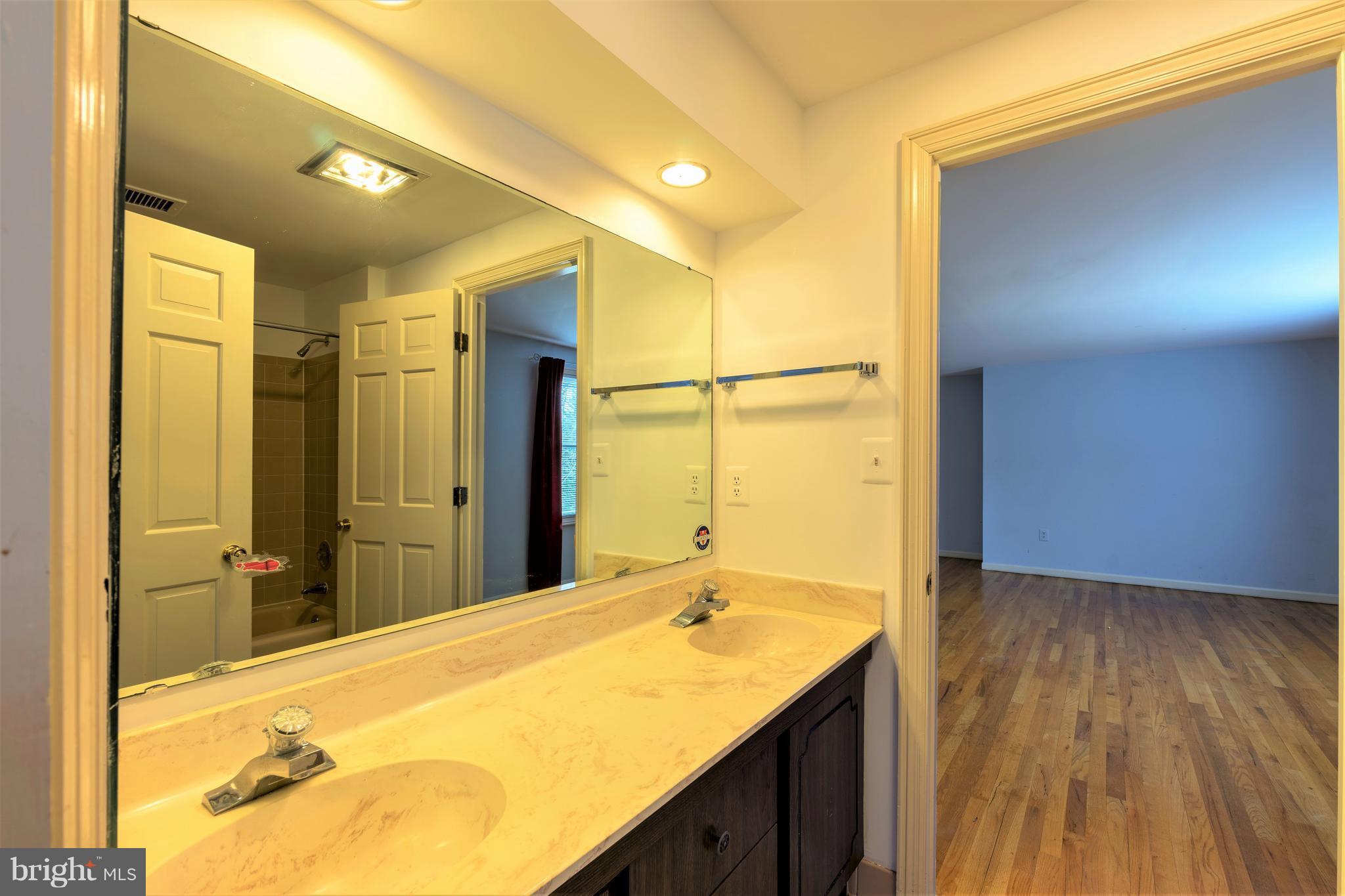 1008 Towlston Road McLean, VA 22102 - Photo 23 of 30 Jack & Jill Bathroom