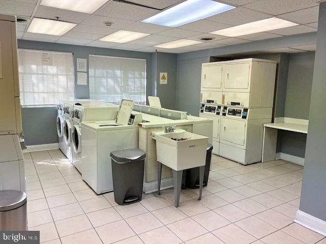 2101 Chestnut Street, Unit 517 Philadelphia, PA 19103 - Photo 14 of 15 a room with a washing machine and a window