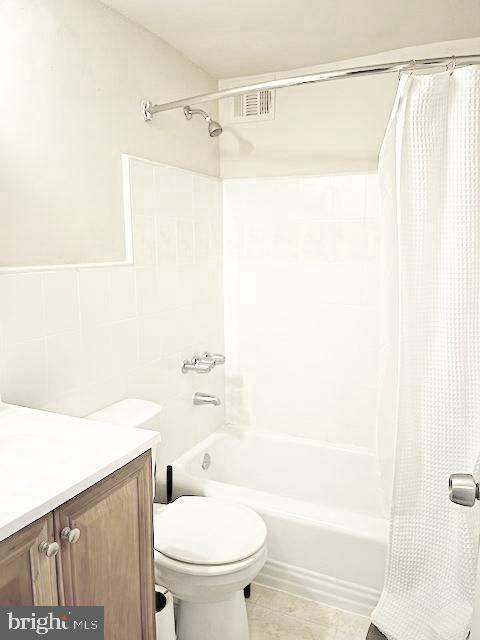 2101 Chestnut Street, Unit 517 Philadelphia, PA 19103 - Photo 9 of 15 a bathroom with a shower curtain and a toilet