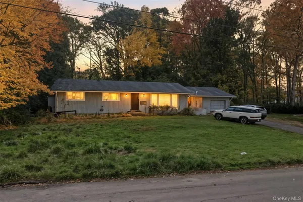a view of a house with backyard