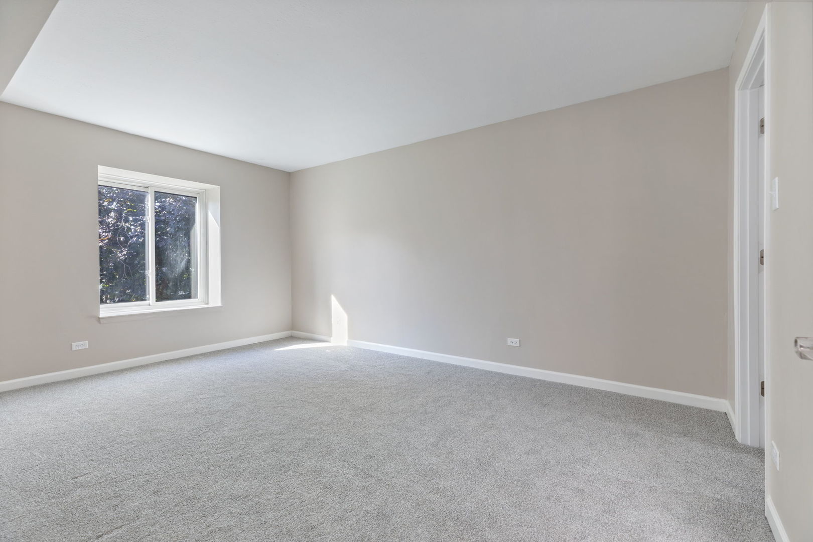 11134 NW Road, Unit 2C Palos Hills, IL 60465 - Photo 17 of 24 a view of an empty room with a window