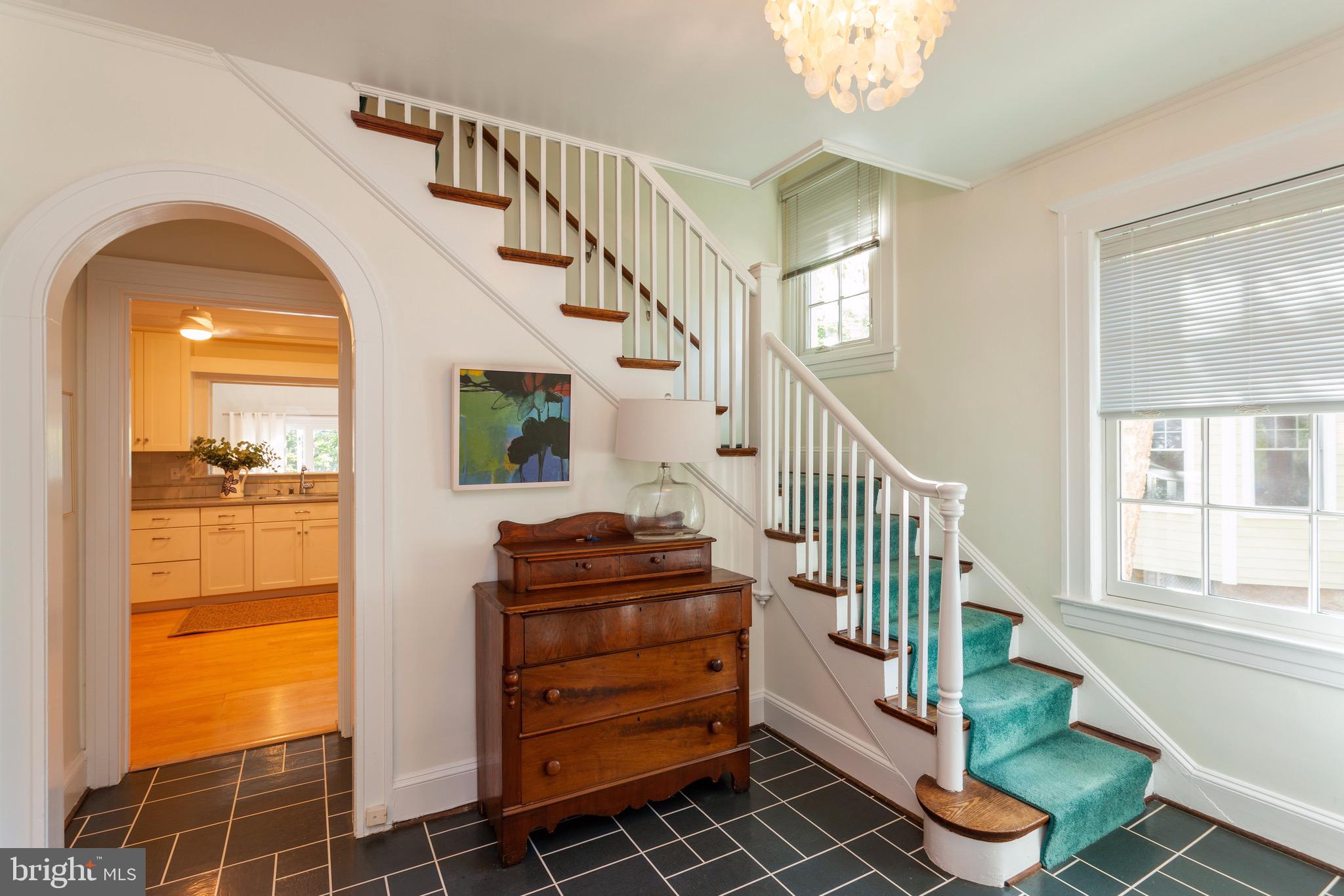 5706 Oakshire Road Baltimore, MD 21209 - Photo 2 of 36 Foyer