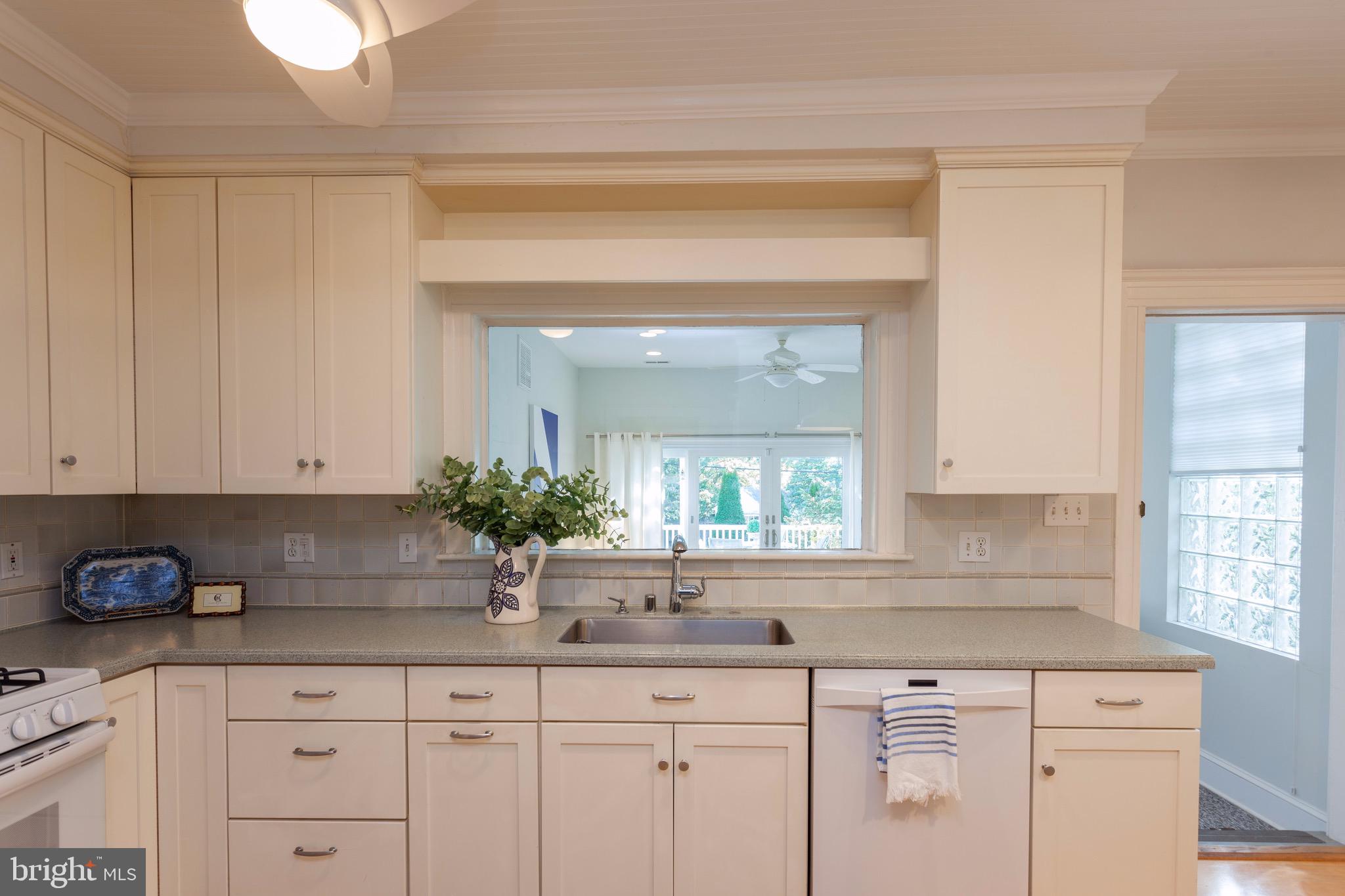 5706 Oakshire Road Baltimore, MD 21209 - Photo 10 of 36 Kitchen