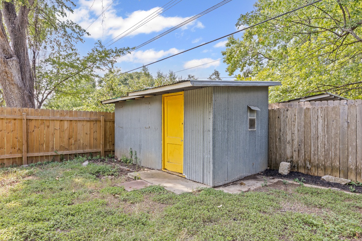 3205 Whites Drive Austin, TX 78735 - Photo 28 of 31 a backyard of a house