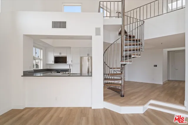 a view of entryway and kitchen