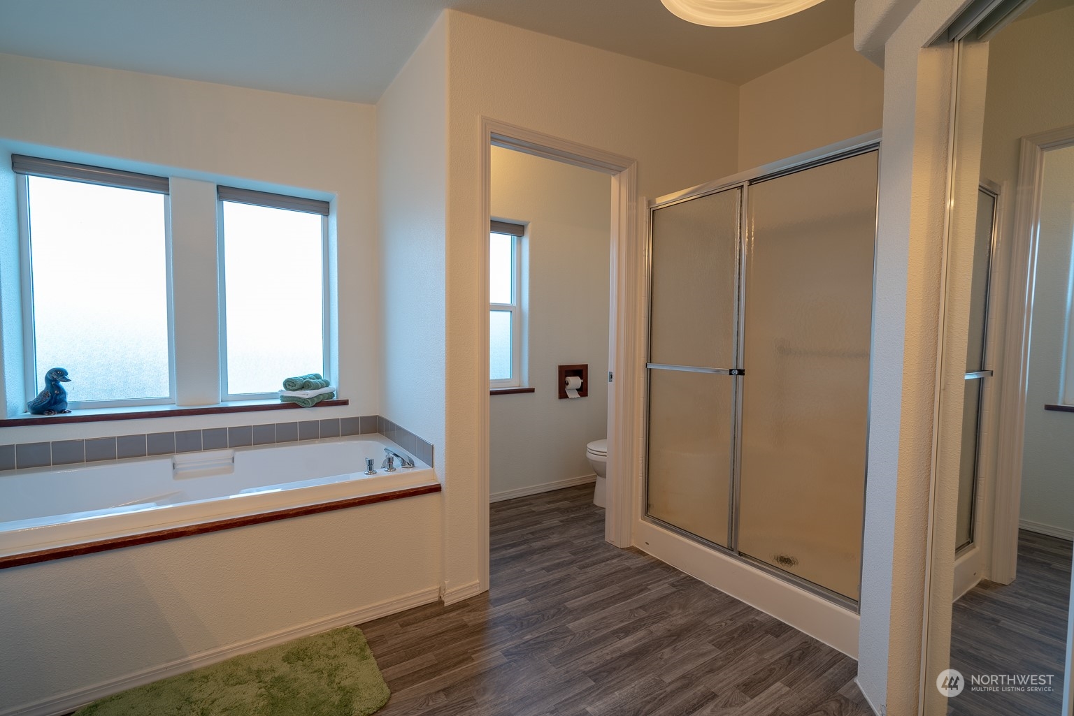 2416 Clerf Road Kittitas, WA 98926 - Photo 19 of 25 a view of bathroom with bathtub and wooden floor