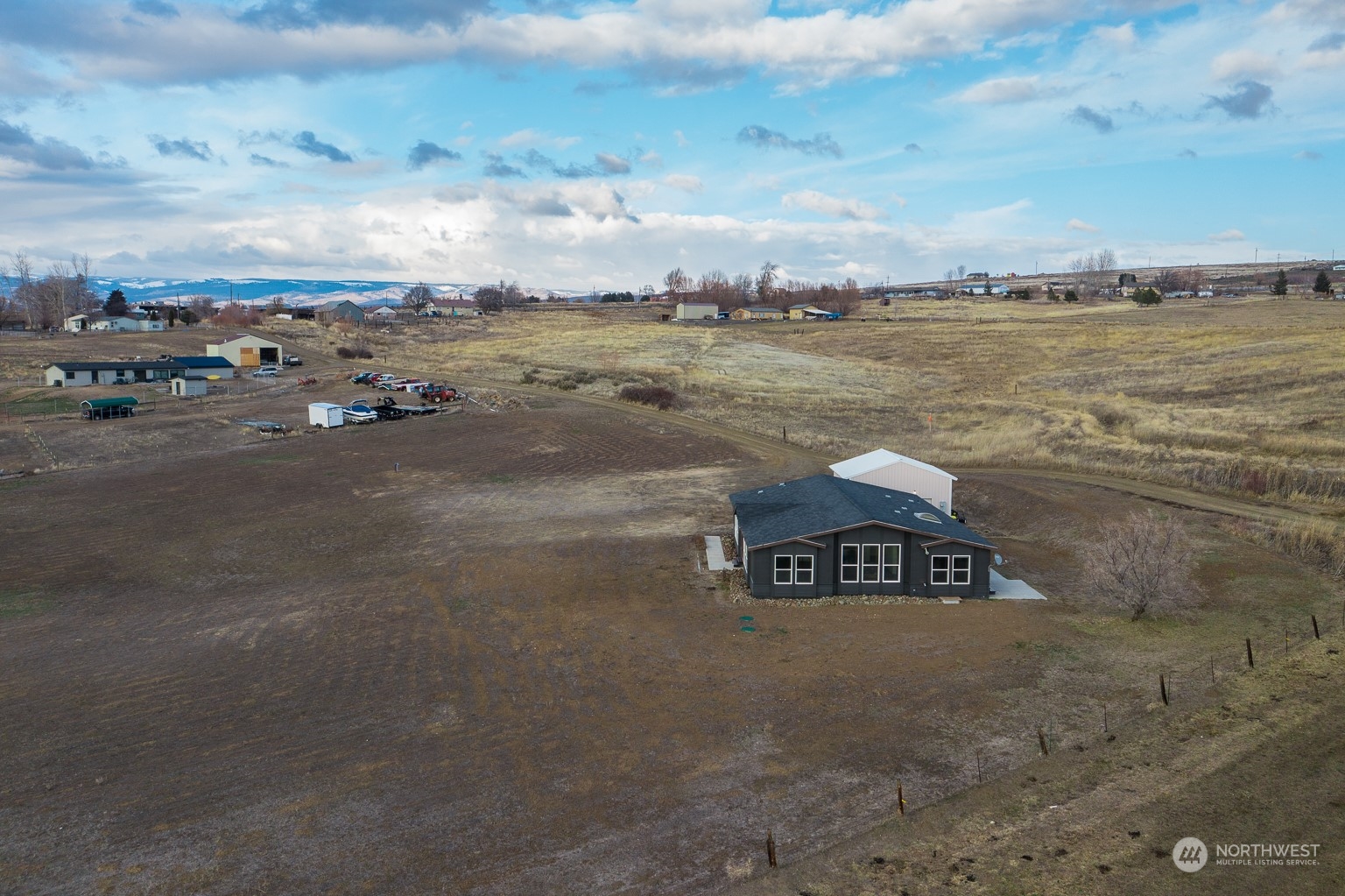 2416 Clerf Road Kittitas, WA 98926 - Photo 23 of 25 a view of an ocean and beach