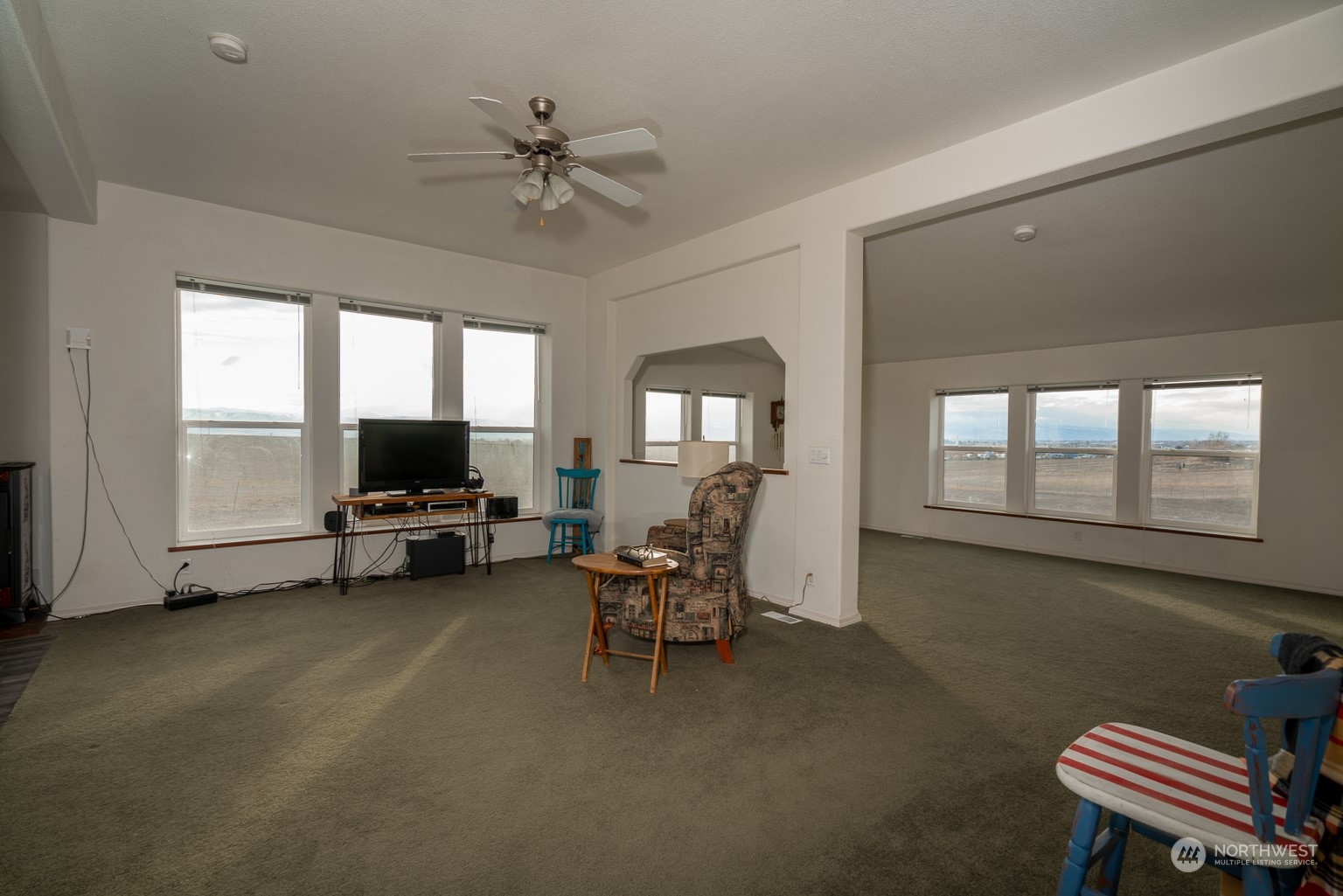 2416 Clerf Road Kittitas, WA 98926 - Photo 6 of 25 a view of a livingroom with furniture and a window