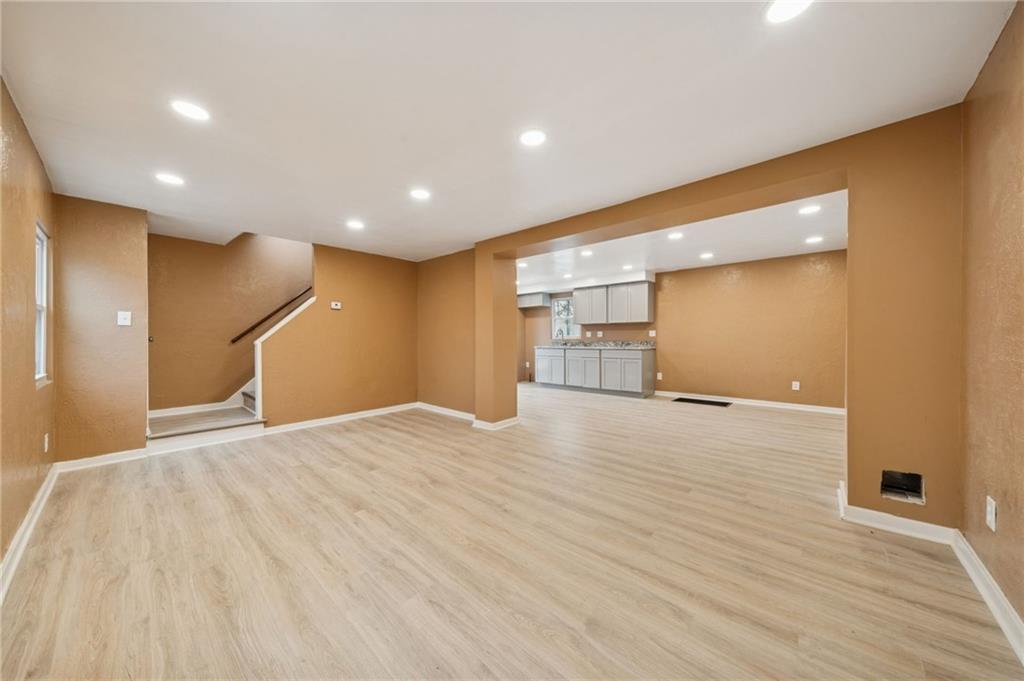 559 Hamil Road Verona, PA 15147 - Photo 4 of 23 Gallery Image 4