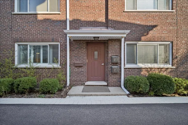 $2,450 | 319 Vine Avenue, Unit A, Park Ridge, IL 60068