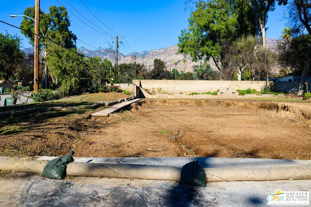 a view of a yard with an empty space