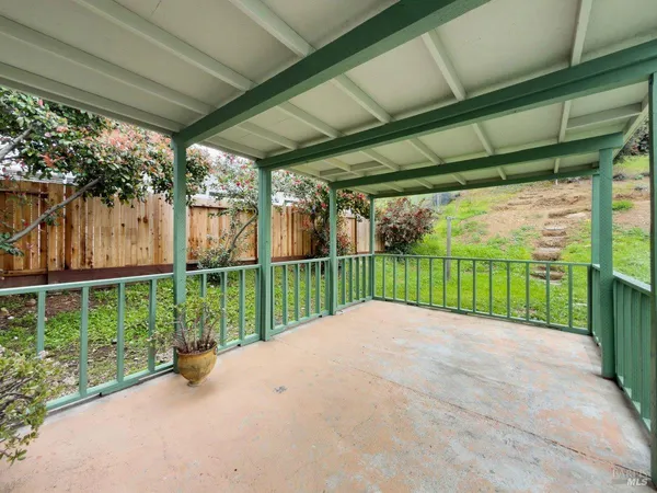 a view of a backyard