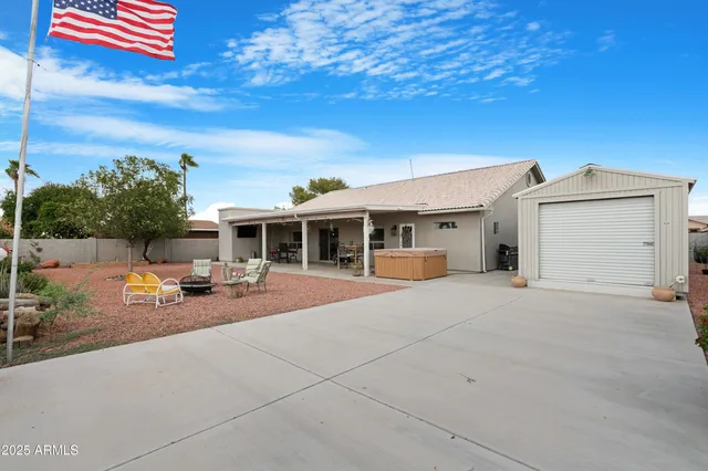 a view of a house with backyard