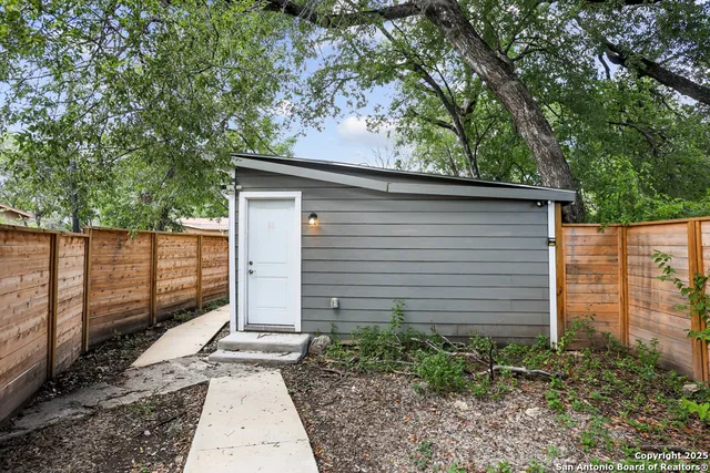 a view of a backyard