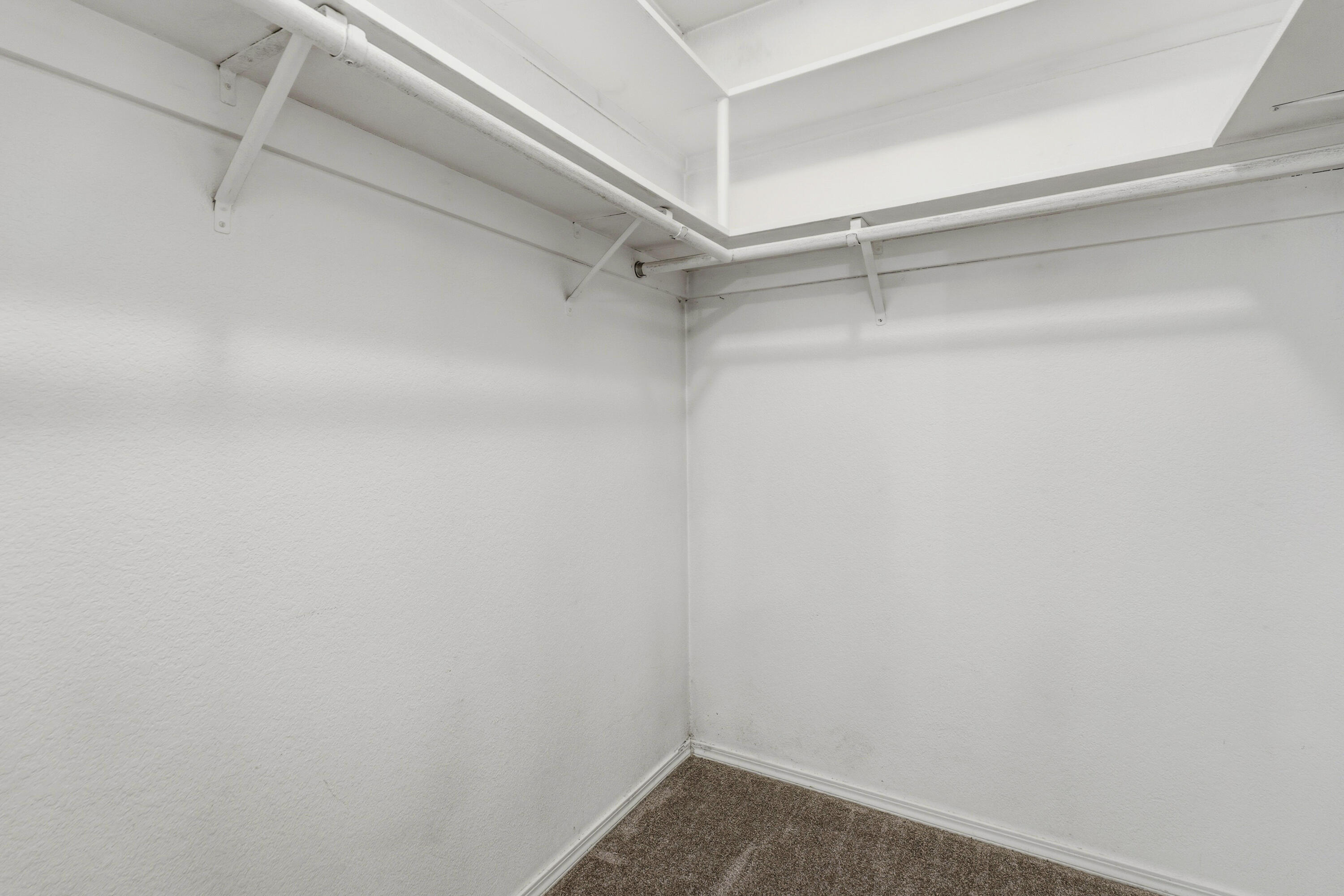 55885 Osprey Road Bend, OR 97707 - Photo 17 of 58 Walk-in closet, ready for all your favorite outfits.