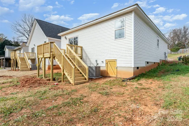 a view of a house with backyard