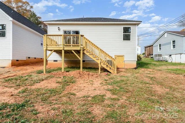 a view of a house with backyard