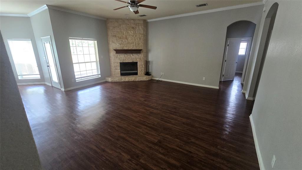 436 West Wall Street Hewitt, TX 76643 - Photo 3 of 15