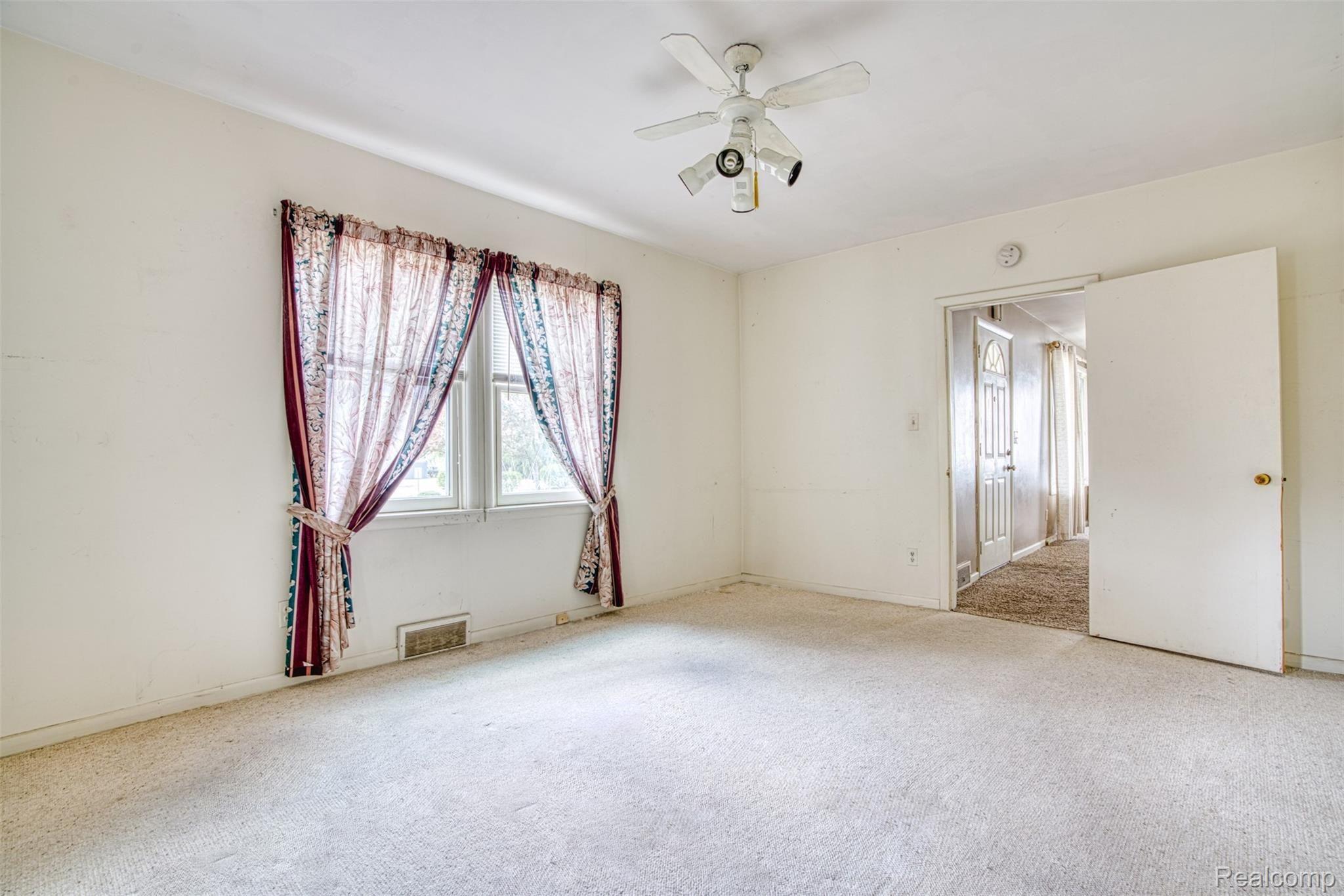 610 East Clinton Street Howell, MI 48843 - Photo 11 of 25 DSC07894_23.jpg