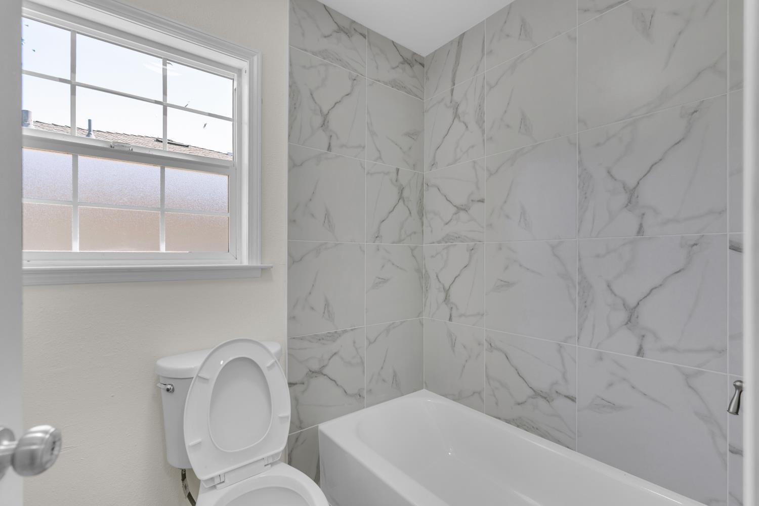 535 West Terrace Avenue Fresno, CA 93705 - Photo 14 of 18 a bathroom with a toilet sink and tub